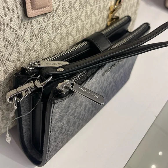 MICHAEL KORS Jet Set Lg Ombré Signature Logo Double Zip Wristlet Phone Holdr
NWT - Picture 7 of 16